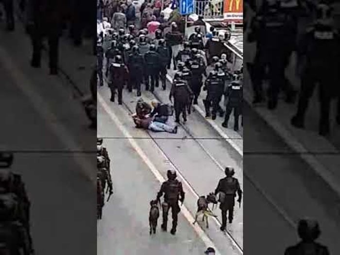 Сукоб на улицама Сарајева: Стотине ветерана у тучи са полицијом (видео) Сукоб на улицама Сарајева: Стотине ветерана у тучи са полицијом (видео)