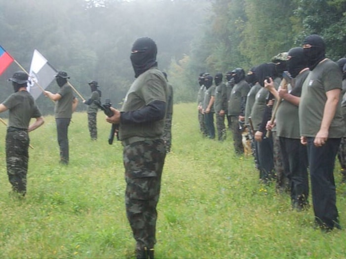 СЛОВЕНИЈА: Наоружани словеначки десничари се “спремају за рат са муслиманима и левичарима“ (фото, видео) СЛОВЕНИЈА: Наоружани словеначки десничари се “спремају за рат са муслиманима и левичарима“ (фото, видео)