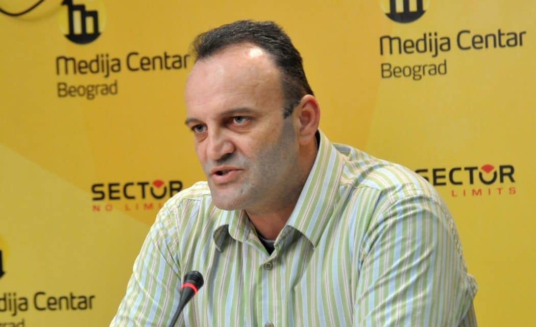 Уместо вуковца и ђака генерације гимназије у Ариљу, на матурску екскурзију у Италију отишао председник Скупштине општине Драгиша Терзић са женом Уместо вуковца и ђака генерације гимназије у Ариљу, на матурску екскурзију у Италију отишао председник Скупштине општине Драгиша Терзић са женом