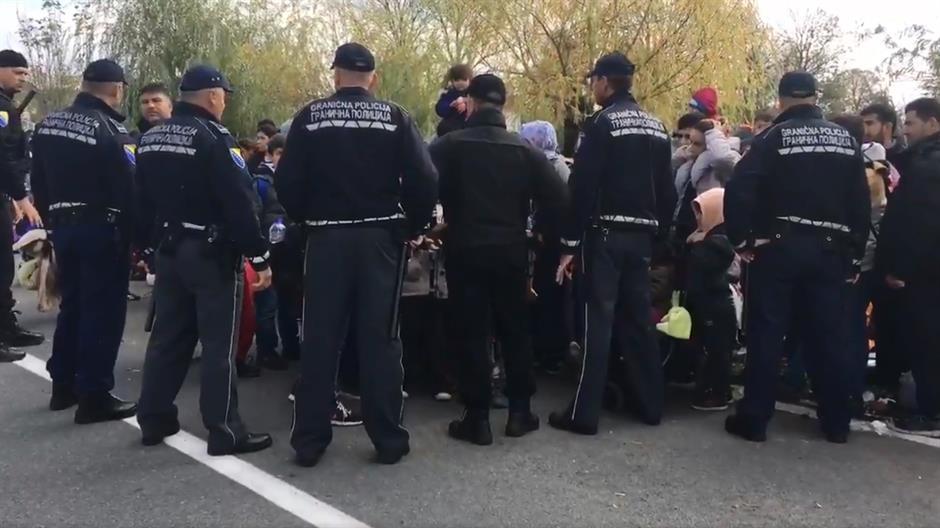 Бихаћ: Мигранти пробили кордон, хрле у Хрватску - има повређених (видео) Бихаћ: Мигранти пробили кордон, хрле у Хрватску - има повређених (видео)