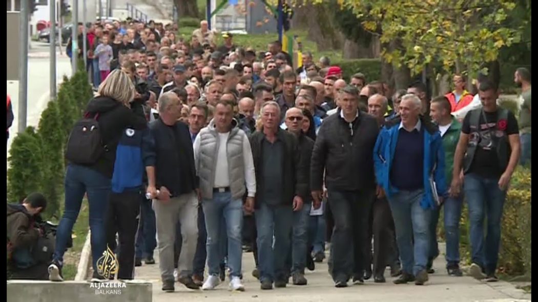 Велика Кладуша: Масовни протести локалног становништва због хаоса који праве мигранти (видео) Велика Кладуша: Масовни протести локалног становништва због хаоса који праве мигранти (видео)