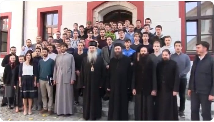 ПАЖЊА!!! Из дворишта Богословије у Призрену шаљу вам важну поруку (видео) ПАЖЊА!!! Из дворишта Богословије у Призрену шаљу вам важну поруку (видео)