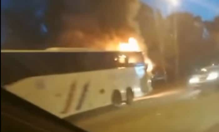 Гори аутобус на Новом Београду: Путници искакали у паници (видео) Гори аутобус на Новом Београду: Путници искакали у паници (видео)