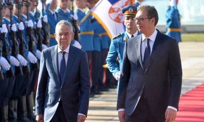 ВЕЛЕИЗДАЈНИЧЕ, ниси му певао "Лили Марлен"? ВЕЛЕИЗДАЈНИЧЕ, ниси му певао "Лили Марлен"?