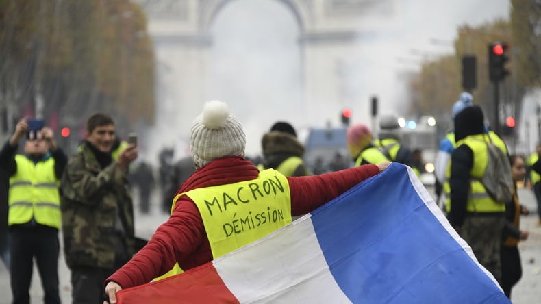 Француска: "Жути прслуци" захтевају смањење свих пореза и стварање "грађанске скупштине" Француска: "Жути прслуци" захтевају смањење свих пореза и стварање "грађанске скупштине"