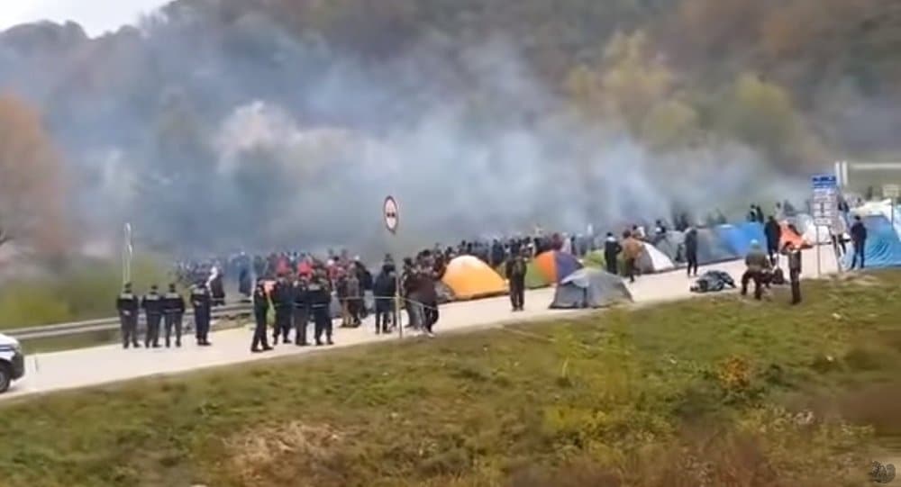 БОСАНСКИ ДЕСАНТ: Око 20.000 наоружаних миграната пред вратима ЕУ БОСАНСКИ ДЕСАНТ: Око 20.000 наоружаних миграната пред вратима ЕУ
