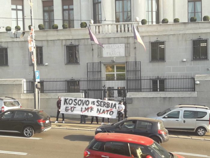 ЗВАЛИ ПОЛИЦИЈУ ЗБОГ „КОСОВО ЈЕ СРБИЈА”: Српске патриоте испред Амбасаде Француске ЗВАЛИ ПОЛИЦИЈУ ЗБОГ „КОСОВО ЈЕ СРБИЈА”: Српске патриоте испред Амбасаде Француске