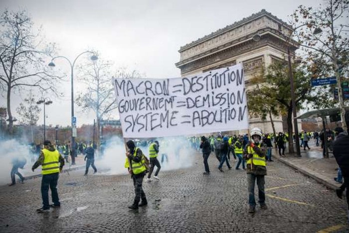 Макрон пркоси Французима, народ назвао разбојницима! Макрон пркоси Французима, народ назвао разбојницима!