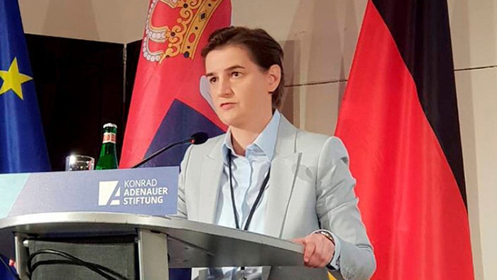 Овој треба забранити да прича јер кад одвали ИДИОТИЗАМ... Овој треба забранити да прича јер кад одвали ИДИОТИЗАМ...