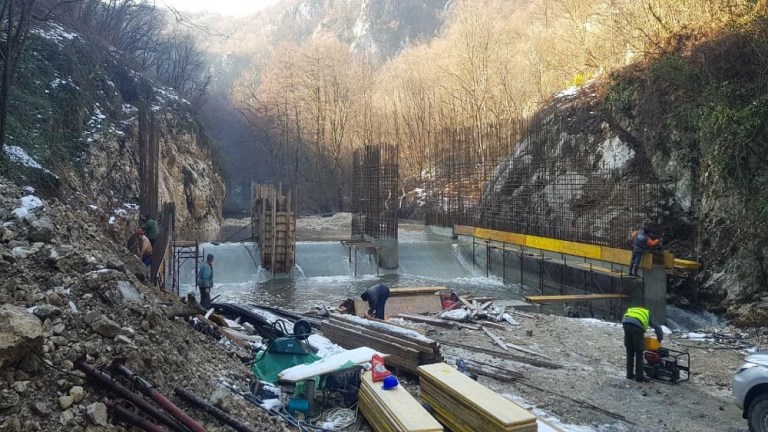 Убијање реке Млаве зарад веома мало струје (фото) Убијање реке Млаве зарад веома мало струје (фото)