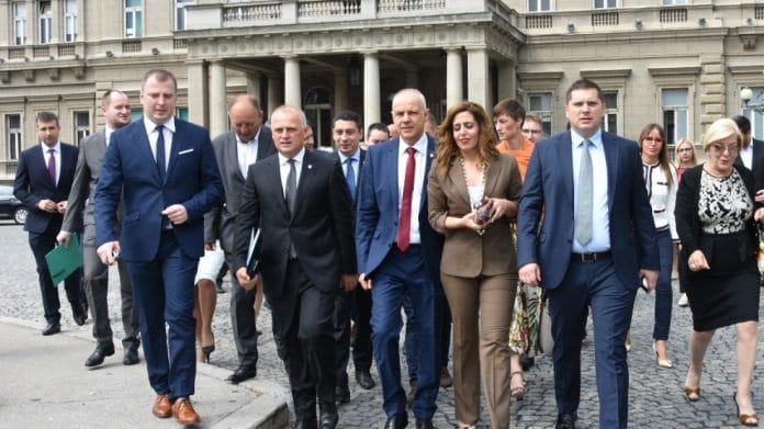 „Финансије никад стабилније, приходи никад већи“: због чега онда Влада даје новац из резерви Београду?! „Финансије никад стабилније, приходи никад већи“: због чега онда Влада даје новац из резерви Београду?!