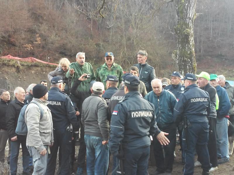 Ситуација у Ракити се не смирује, грађани опет покушали да спрече радове Ситуација у Ракити се не смирује, грађани опет покушали да спрече радове