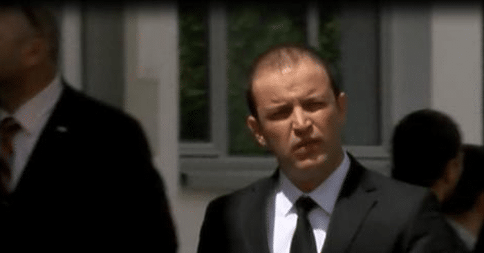 Бить директора. Бить директора. Злой работник. Бить директора. Хамство чиновников.