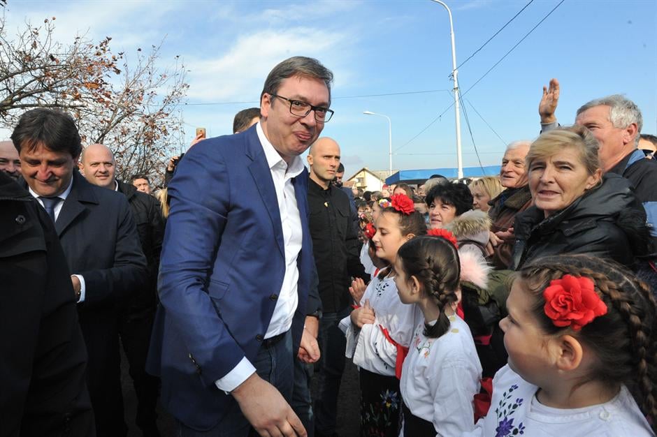 Ухапшен са малолетним сином ЗАТО ШТО ЈЕ ХТЕО ДА ПОСТАВИ ПИТАЊЕ ВУЧИЋУ! Ухапшен са малолетним сином ЗАТО ШТО ЈЕ ХТЕО ДА ПОСТАВИ ПИТАЊЕ ВУЧИЋУ!