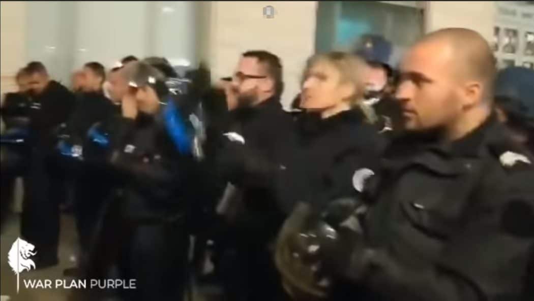 Француска полиција одбила послушност Макрону, подржала протесте! (видео) Француска полиција одбила послушност Макрону, подржала протесте! (видео)