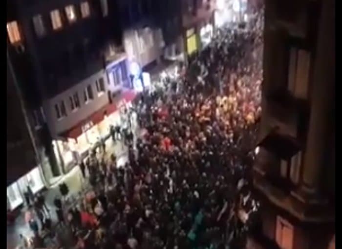 РЕКОРДАН БРОЈ ПРОТЕСТАНАТА У БЕОГРАДУ Више од 35.000 људи (видео) РЕКОРДАН БРОЈ ПРОТЕСТАНАТА У БЕОГРАДУ Више од 35.000 људи (видео)