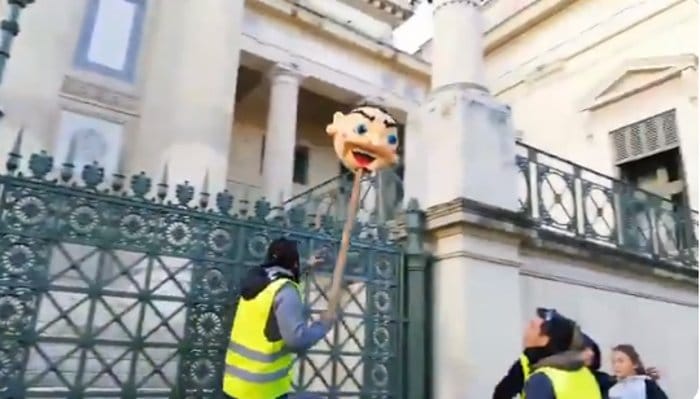 "Жути прслуци" гиљотином одсекли главу Макрону (видео) "Жути прслуци" гиљотином одсекли главу Макрону (видео)