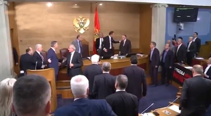 Мило умало да добије батине у ЦГ Скупштини! (видео) Мило умало да добије батине у ЦГ Скупштини! (видео)