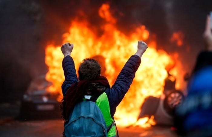 Макрон против „жутих прслука“ изводи и оклопне транспортере (видео) Макрон против „жутих прслука“ изводи и оклопне транспортере (видео)