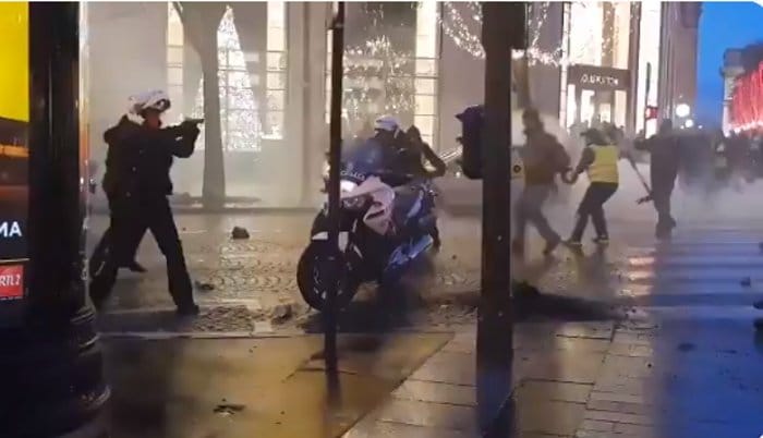 Париз: Француска полиција у паници потеже ватрено оружје на "Жуте прслуке" (видео) Париз: Француска полиција у паници потеже ватрено оружје на "Жуте прслуке" (видео)