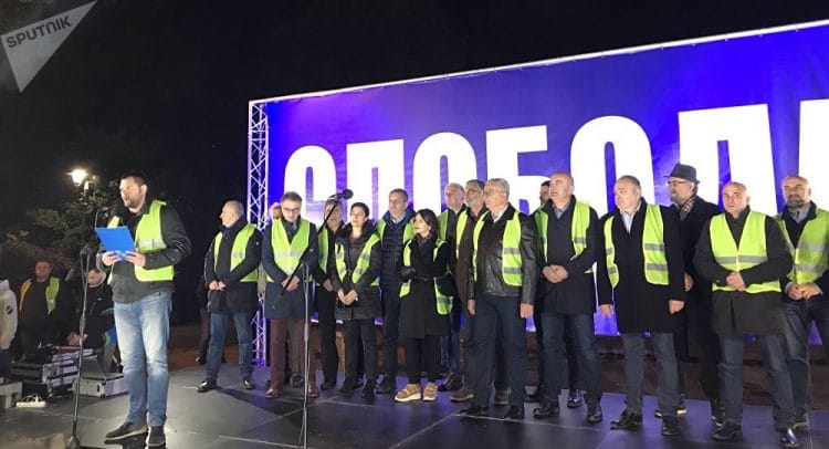 ПРОТЕСТ ЦРНОГОРСКЕ ОПОЗИЦИЈЕ: Жути прслуци и у Подгорици ПРОТЕСТ ЦРНОГОРСКЕ ОПОЗИЦИЈЕ: Жути прслуци и у Подгорици