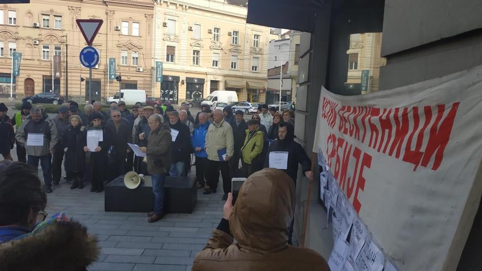 У току протест "војних бескућника" испред хотела "Бристол" у Београду У току протест "војних бескућника" испред хотела "Бристол" у Београду