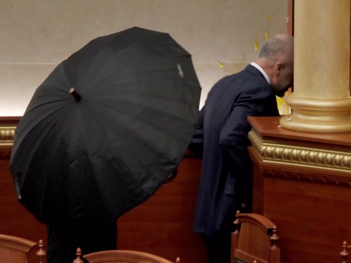 Рама засут јајима у парламенту (видео) Рама засут јајима у парламенту (видео)