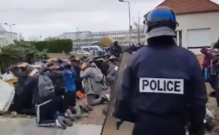 БЕС У ФРАНЦУСКОЈ због видео снимка полицијског терорисања средњошколсе деце (видео) БЕС У ФРАНЦУСКОЈ због видео снимка полицијског терорисања средњошколсе деце (видео)