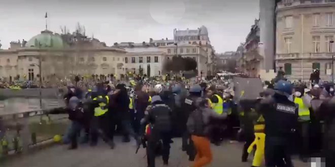 Жестоки сукоби народа са полицијом широм Француске (видео) 1