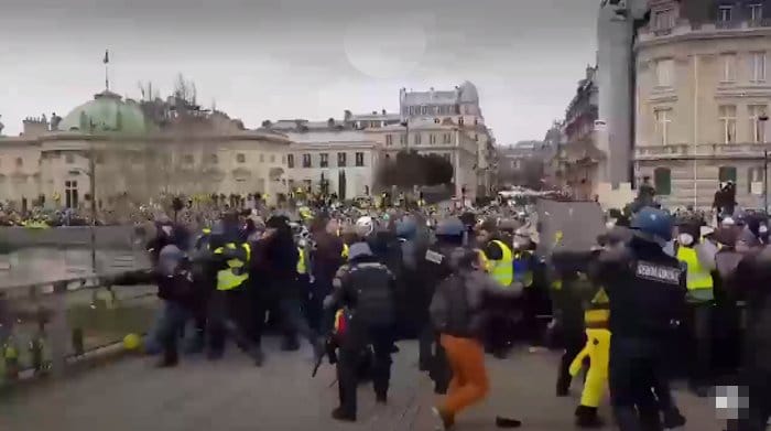 Жестоки сукоби народа са полицијом широм Француске (видео) Жестоки сукоби народа са полицијом широм Француске (видео)