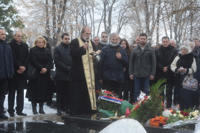 У Београду одржан годишњи помен Оливеру Ивановићу, супруга Милена се није појавила У Београду одржан годишњи помен Оливеру Ивановићу, супруга Милена се није појавила