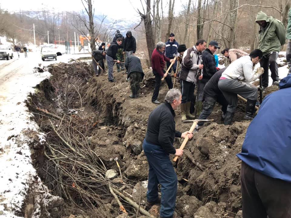Мештани Штрпца великом радном акцијом СПРЕЧИЛИ ПОЧЕТАК ИЗГРАДЊЕ ХИДРОЦЕНТРАЛЕ! (фото) Мештани Штрпца великом радном акцијом СПРЕЧИЛИ ПОЧЕТАК ИЗГРАДЊЕ ХИДРОЦЕНТРАЛЕ! (фото)