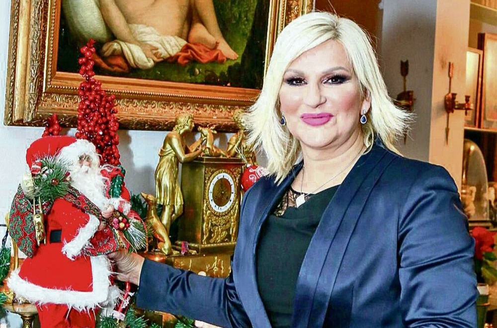 ГОСПОЂА МИНИСТАРKА – Хиљаде евра даје за шминку и фризуру, а за празник је оперисала и капке ГОСПОЂА МИНИСТАРKА – Хиљаде евра даје за шминку и фризуру, а за празник је оперисала и капке