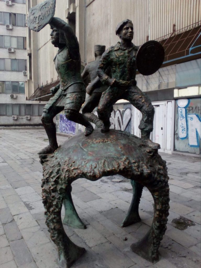 Spomenik јunacima Koshara Ostavљen Na Ulici јer Naprednu Bandu