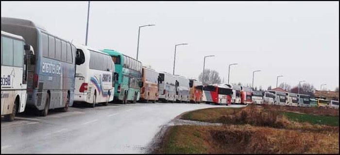 ВУЧИЋ У ШАПЦУ: Десетине аутобуса НА СИЛУ доводе људе из Сремске Митровице, Руме, Уба, Kрупња, Лазаревца,… ВУЧИЋ У ШАПЦУ: Десетине аутобуса НА СИЛУ доводе људе из Сремске Митровице, Руме, Уба, Kрупња, Лазаревца,…