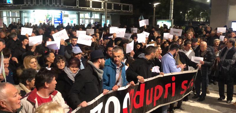И Подгорица је данас на ногама! „Катанићу одлази“, „Мило лопове“… (видео) И Подгорица је данас на ногама! „Катанићу одлази“, „Мило лопове“… (видео)