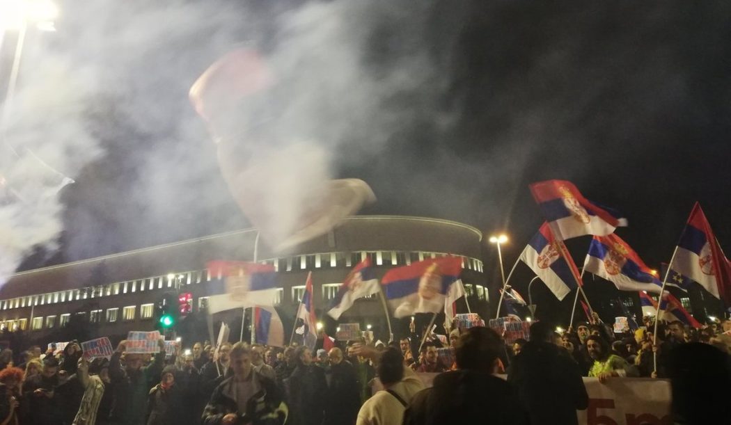 Данас су антирежимски протести у Новом Саду, шета се и у Нишу, Чачку, Ужицу... (видео) Данас су антирежимски протести у Новом Саду, шета се и у Нишу, Чачку, Ужицу... (видео)