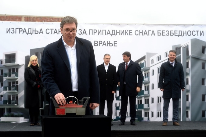 ПРЕВАРАНТУ, у те твоје патолошке лажи више нико не верује, џаба брабоњаш! ПРЕВАРАНТУ, у те твоје патолошке лажи више нико не верује, џаба брабоњаш!
