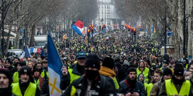Већ 13. пут: Протести „Жутих прслука“ у Паризу (видео) 1