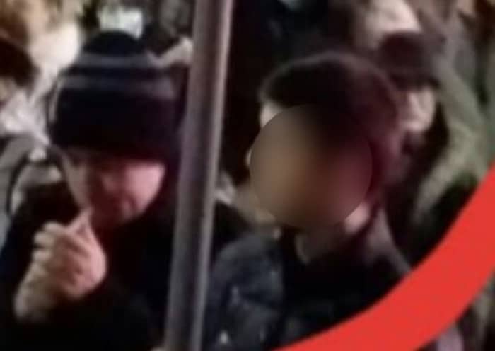 Вучићева ПАРАПОЛИЦИЈА ухапсила малолетно дете које је на протестима носило ИМИТАЦИЈУ вешала!