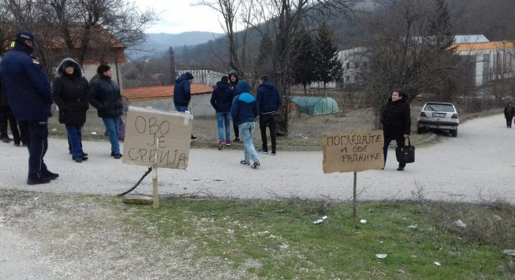 Радници "Гумопластика": Хтели смо да зауставимо Вучића и питамо га за судбину наше фабрике, али полиција нас је удаљила Радници "Гумопластика": Хтели смо да зауставимо Вучића и питамо га за судбину наше фабрике, али полиција нас је удаљила