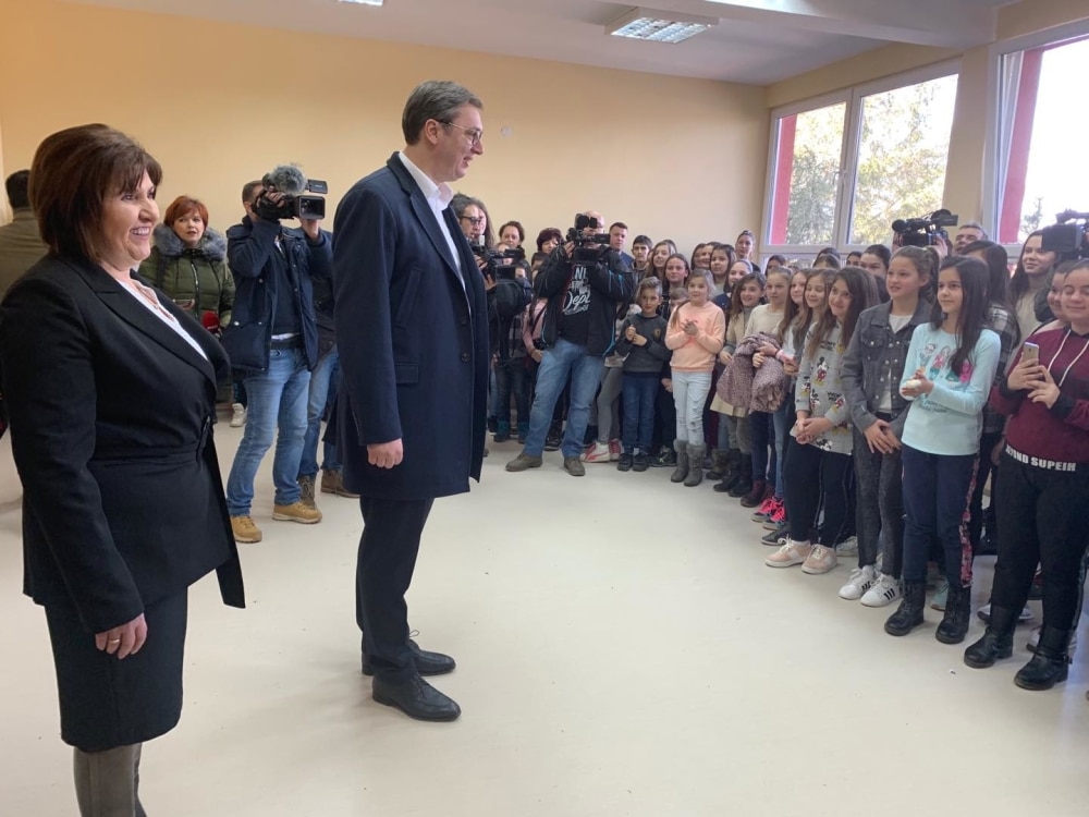 Школа ради и недељом да би деца тапшала и певала шизофреном диктатору (видео) Школа ради и недељом да би деца тапшала и певала шизофреном диктатору (видео)
