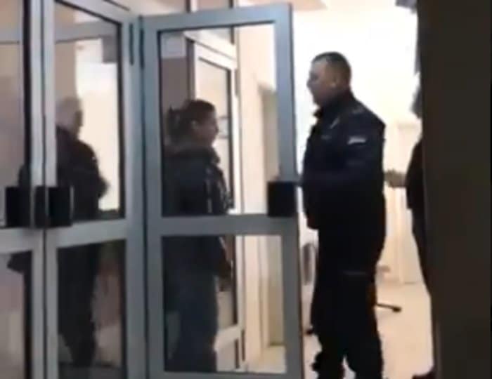 Јеленa Милетић, мајка ШЕСТОРО деце, ухапшена и спроведена у затвор у Пожаревцу (видео) Јеленa Милетић, мајка ШЕСТОРО деце, ухапшена и спроведена у затвор у Пожаревцу (видео)