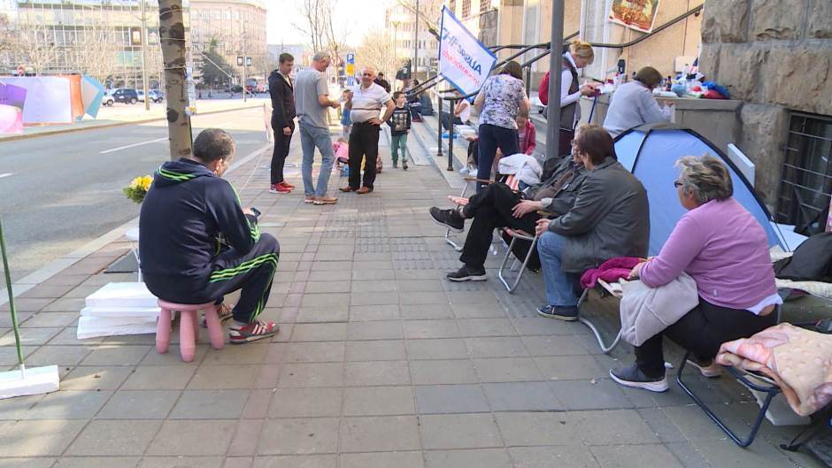 Задужени у швајцарским францима четврти дан штрајкују глађу испред зграде Врховног касационог суда Задужени у швајцарским францима четврти дан штрајкују глађу испред зграде Врховног касационог суда