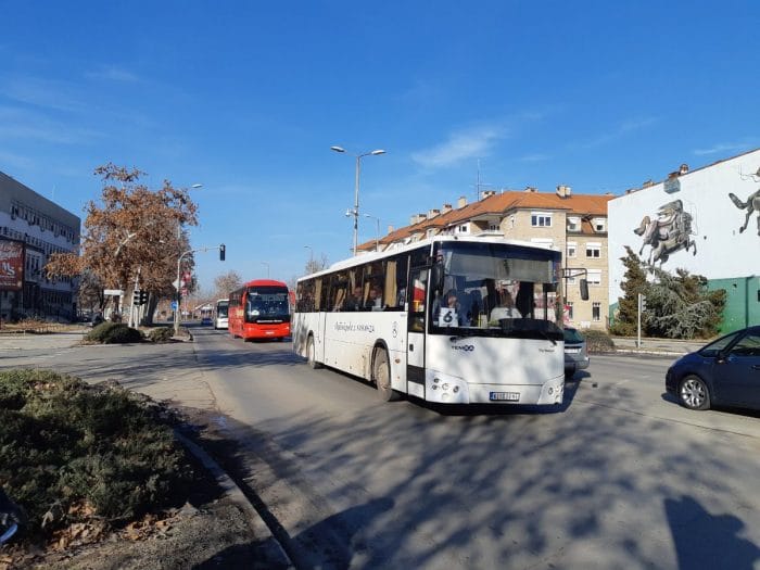ИНВАЗИЈА НА ЗРЕЊАНИН: Више од 170 аутобуса довезло напредне ботове на митинг ИНВАЗИЈА НА ЗРЕЊАНИН: Више од 170 аутобуса довезло напредне ботове на митинг