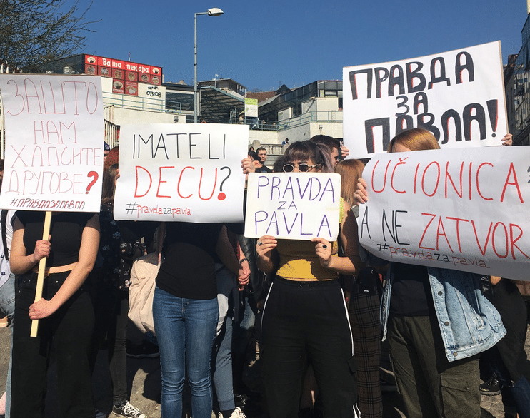 Ђаци Филолошке гимназије захтевају пуштање својих ухапшених другова на слободу! (видео, фото) Ђаци Филолошке гимназије захтевају пуштање својих ухапшених другова на слободу! (видео, фото)