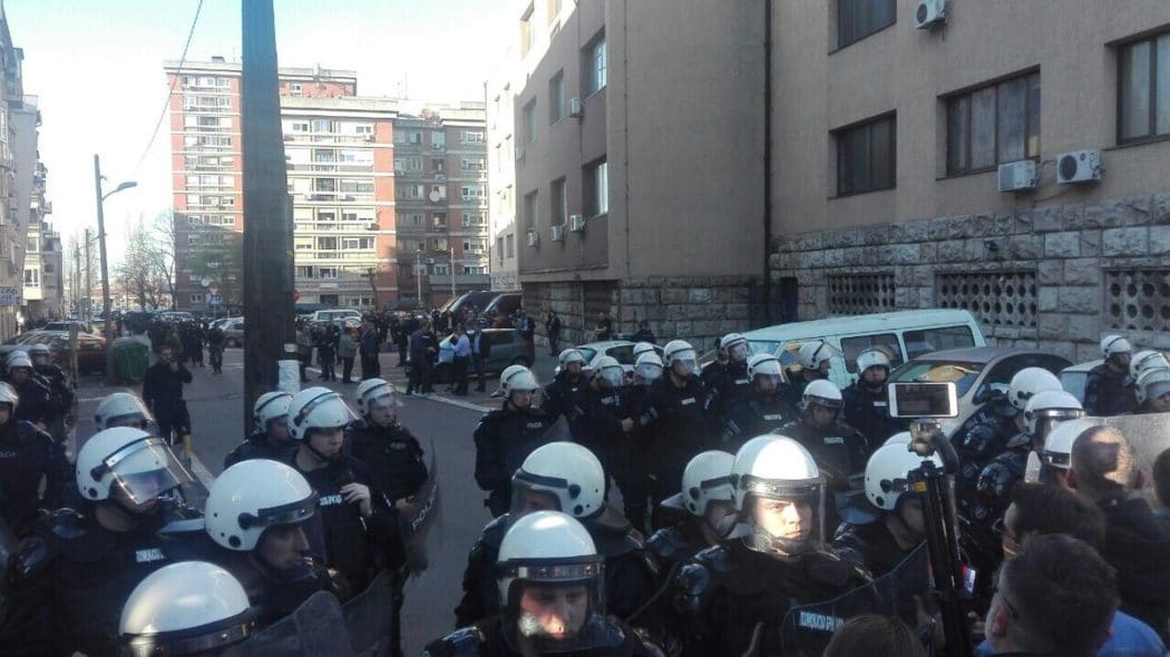 НАРОД КРЕНУО КА ПОЛИЦИЈСКОЈ СТАНИЦИ 29. НОВЕМБАР да ослободи ухапшене демонстранте НАРОД КРЕНУО КА ПОЛИЦИЈСКОЈ СТАНИЦИ 29. НОВЕМБАР да ослободи ухапшене демонстранте