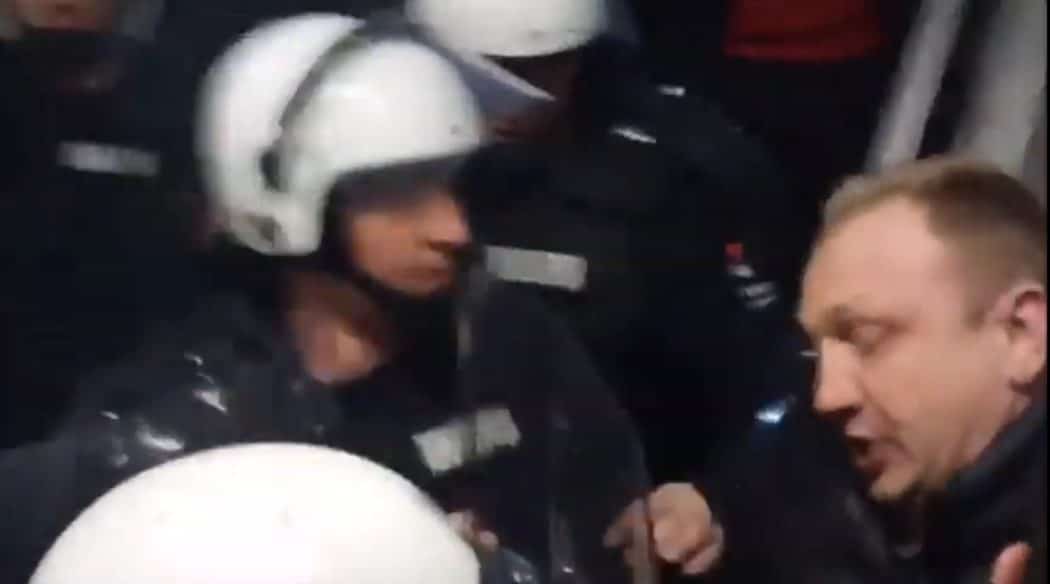 Полиција на силу избацује народ из РТС-а (видео) Полиција на силу избацује народ из РТС-а (видео)