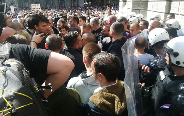 Београд: Сукоби народа са Жандармеријом, бачен сузавац на демонстранте… (видео) Београд: Сукоби народа са Жандармеријом, бачен сузавац на демонстранте… (видео)