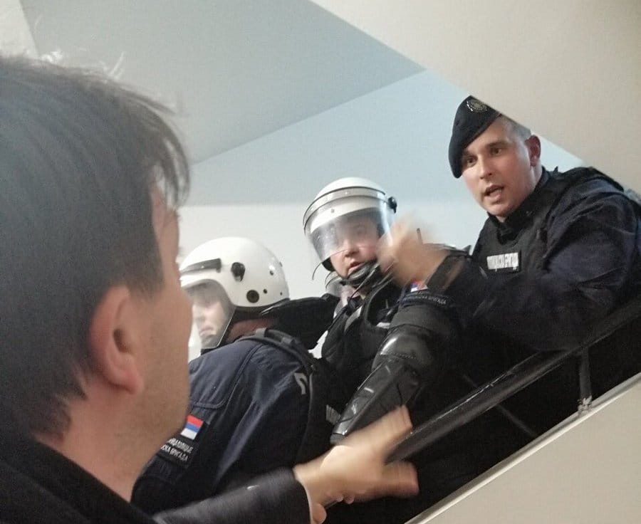 ОБРАДОВИЋ И ЂИЛАС се обраћају у холу РТС: Позивамо све грађане Србије да дођу овде (видео) ОБРАДОВИЋ И ЂИЛАС се обраћају у холу РТС: Позивамо све грађане Србије да дођу овде (видео)